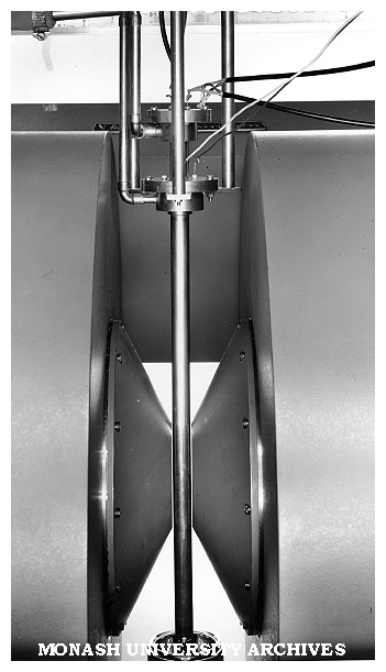 Nitrogen cyrostat for elasticity measurement on Cr in magnetic fields