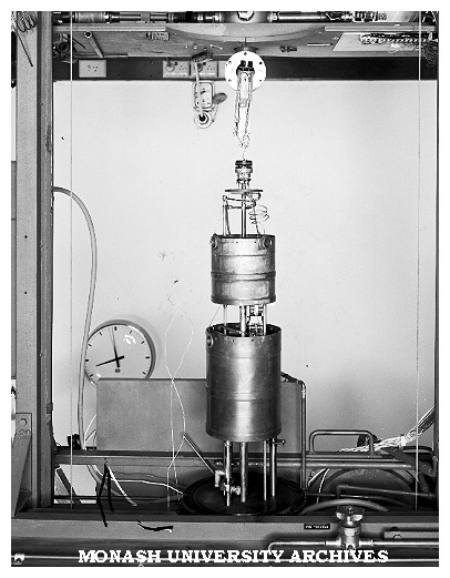 Liquid helium cryostat