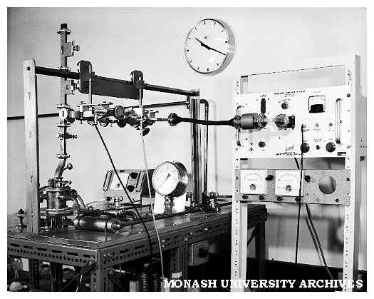 Ultra stable microwave oscillator