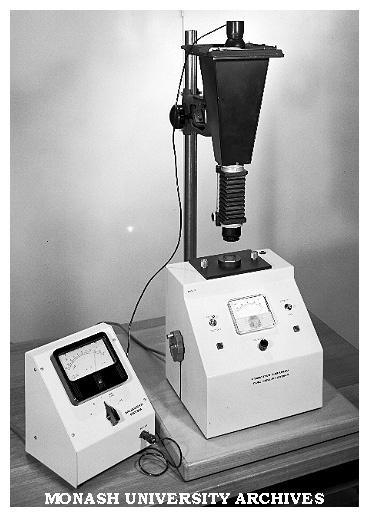 Variable intensity photo-flash unit and exposure metre