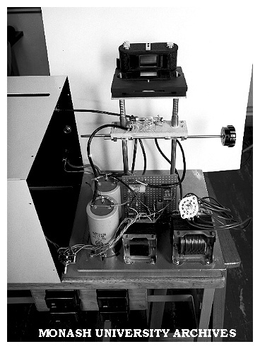 Inside x-ray topograph unit