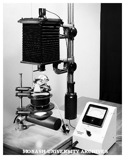 Monochromatic light polarizing unit and tilting stage with macrographic camera and exposure metre