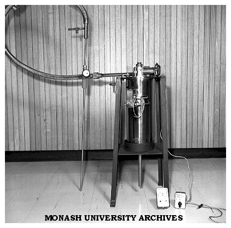 Phoner-balance helium cryostat