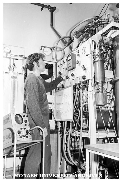 Cryostat holding specimen temperature down to 0.4K for Mossbauer experiments