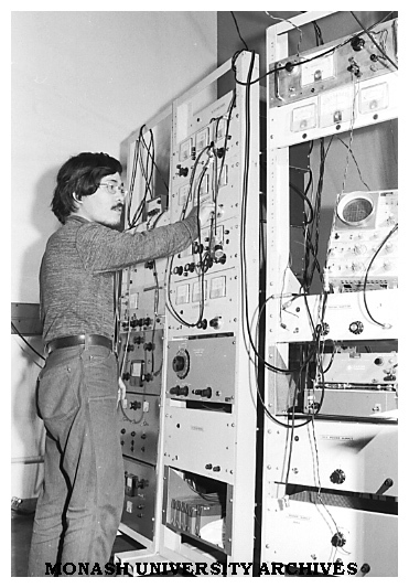 Spectrometer used in transmission electron-spin resonance research