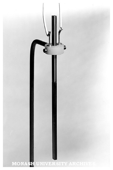 Mounting of composite oscillator for elasticity measurements on Cr