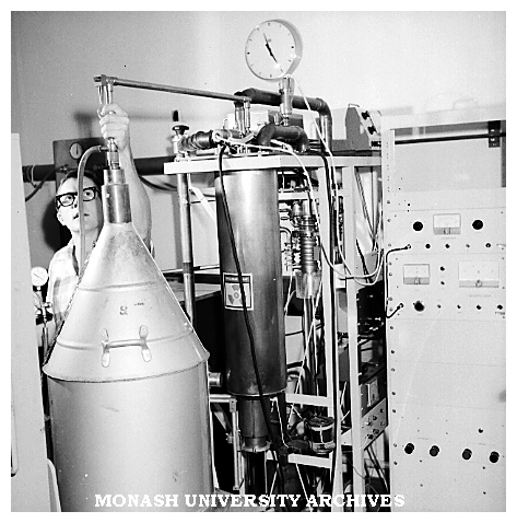 Demagnetisation cryostat