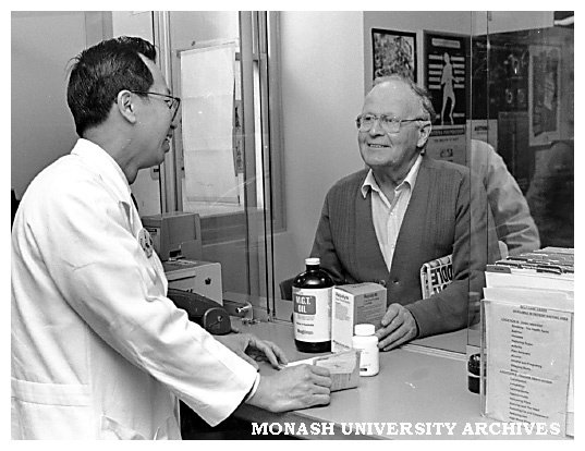 Student practising hospital pharmacy (outpatients)