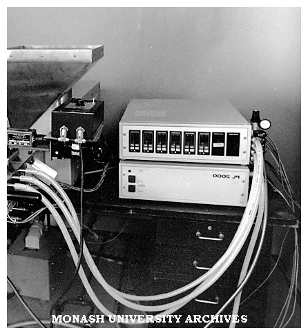 Computer aided machine for extrusion of polymer blends