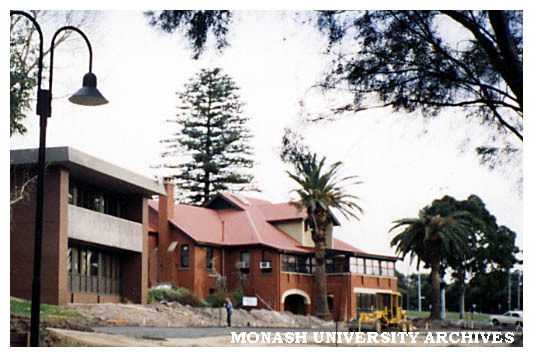 Struan House and Administration building (left), Peninsula campus.