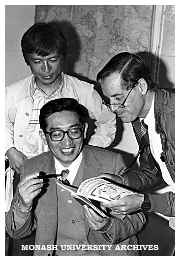 Mr Kumio Maekawa, Editor of Hokkaido Shumbun Press, and Professor Yuan Youqing, Associate Chief Editor of Modernisation, discuss communication and robotics education with Dr Tony Keulemans, Principal Lecturer in Communication Studies