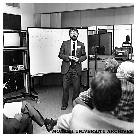 Professor Tom Cannon of the UK, at a seminar on the Role of Innovation and Entrepreneurship in Small Business Formation