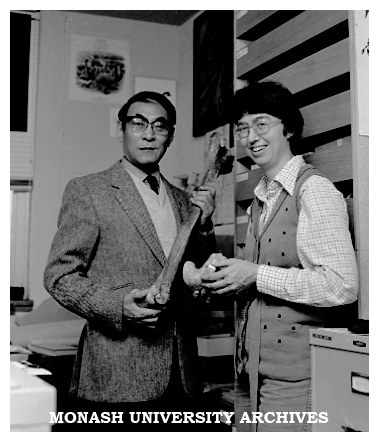 Chinese palaeontologist Dr Minchen Chow with drumstick of the New Zealand bird, the Moa, and Dr Pat Rich with fragment of the drumstick of a large Chinese bird, the Eocene