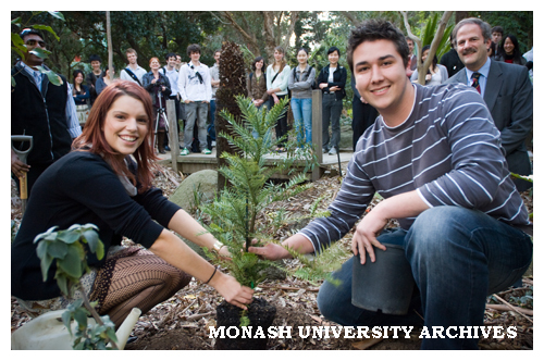 Jessica Bounds and Andrew Blyberg plant a Wollemi pine to celebrate the 2007 Ancora Imparo leadership program.
