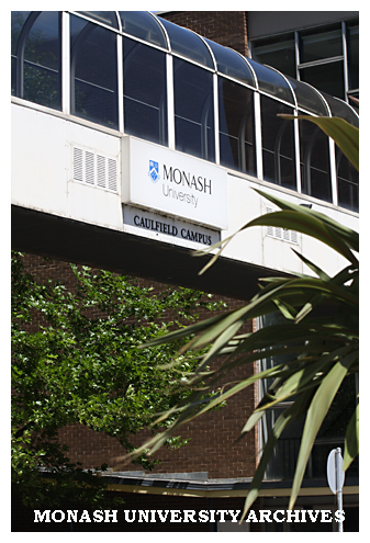 Walkway between buildings B and T at Caulield campus