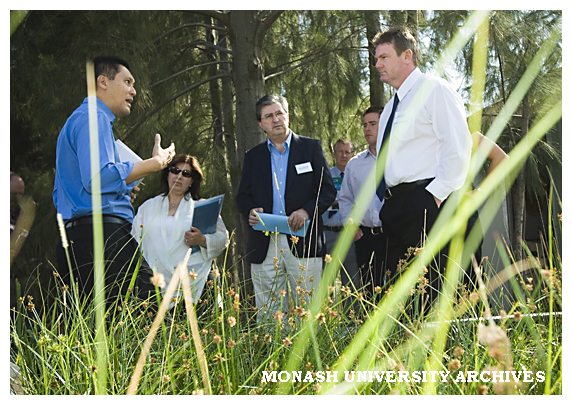 Dr Tony Wong (right), CEO of the Facility for Advancing Water Biofiltration (FAWB) with Ms Marsha Thompson and Mr Tony Lupton, Parliamentary Secretary for Industry and Innovation.