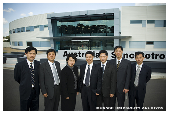Delegates from Wuhan University of Technology with Professor Yibing Cheng (3rd from right) visiting the Australian Synchrotron