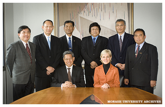Malaysian Minister for Higher Education, His Excellency Dato' Mustapa bin Mohamed and Deputy Vice Chancellor (International) Professor Stephanie Fahey with Malaysian delegates