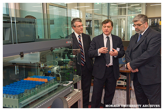 Mark Dreyfus MP, Alan Sawyer and Senator Kim Carr tour the Monash Antibody Technologies Facility (MATF)