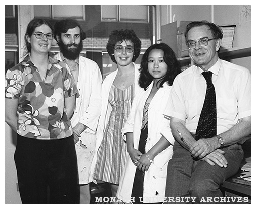 British Nobel Prize winner Sir Geoffrey Wilkinson visiting Department of Chemistry students