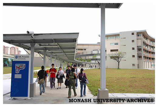 Monash Malaysia Sunway - Students walking to and from the car park
