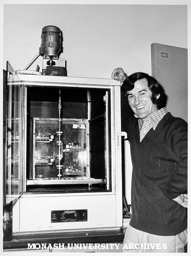 Dr Barry Oakes with machine to stretch vascular cells