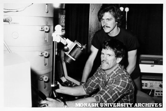 Dr Neil Hallam with Oxford Botany School's Dr Chris Hawes at the controls of Oxford's electron microscope