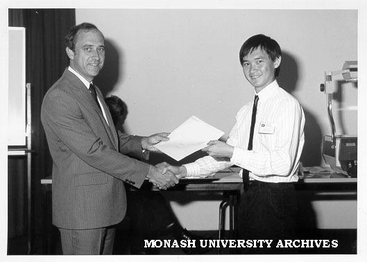 Mr Geoff Dober presenting Australian Computer Society Award to Tan Thow Keng
