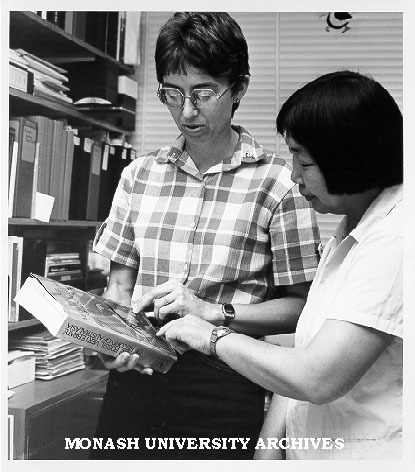 Dr Pat Rich (left) with Chinese palaeontologist and translator Yu Ping Zhang