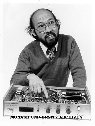 Dr Kim Ng with 'Monash Neuromuscular Block Monitor'