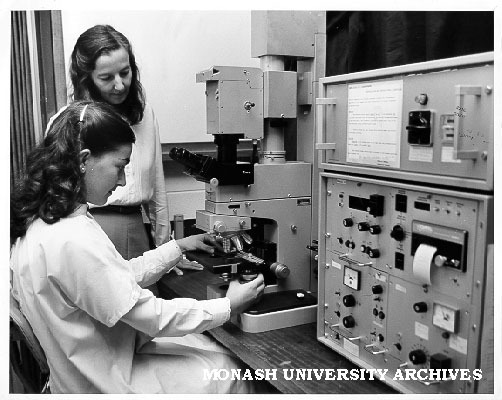 Student Katy Dimitropoulos (left) and Dr Jennifer Rolland using fluorescent cell probe techniques