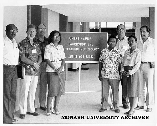 Monash staff Terry Hore, Ted Snell, Neil Paget and Ian Thomas with staff of Universitas Hasanuddin