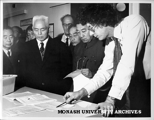 Dr Grahame Taylor outlining research for Chinese Minister for Public Health, Mr Qian Xinzhong (second left)