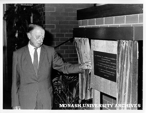 Chancellor Sir George Lush unveiling plaque commemorating Ukranian community endowment