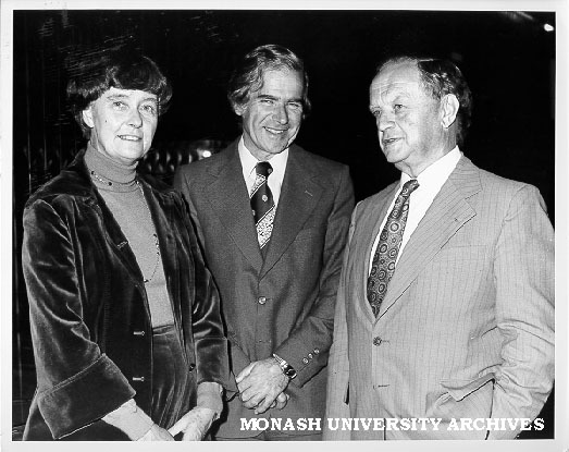 Vice-Chancellor Professor Ray Martin (centre) with Universities Council visitors Emeritus Professor D. N. F. Dunbar (Chairman) and Professor Leonie Kramer (University of Sydney)