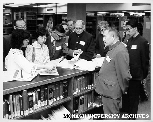 Members of Chinese law delegation in Law library
