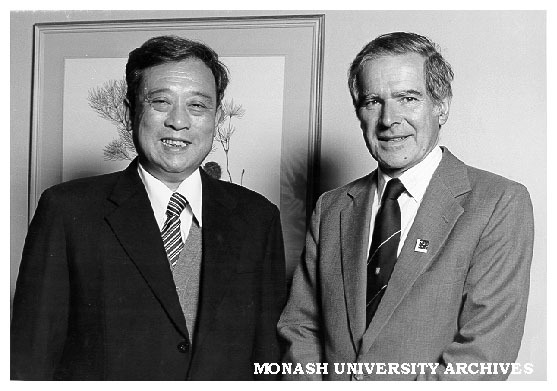 Vice-President of Nanjing University, Dr Feng Zhi Guang and Vice-Chancellor Professor Ray Martin