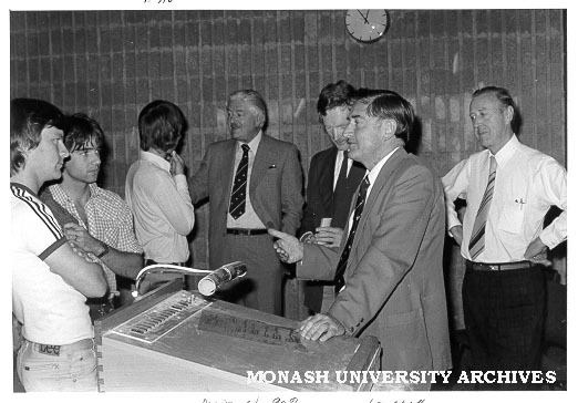 CIT students talking to Mr Tony McDonald (4th left) and Mr Alan Longstaff (2nd right) of Victorian Division of IEA