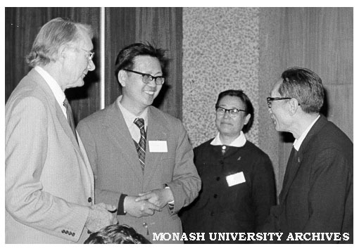 Director Ron Cumming (left) with visiting members of China Association for Science and Technology, Zhu Baochen, Mrs Wang Zheng, and Liu Shuzhou