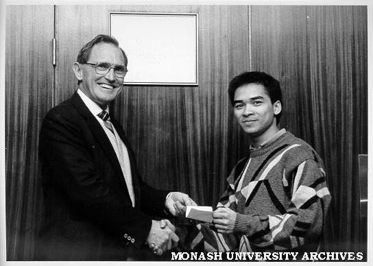Dr Roy Williams, Dean of Faculty of Technology, presenting achievement award to Mr Minh Tran