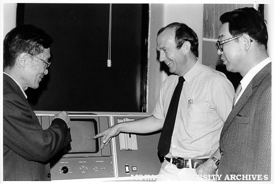 Visitors from China, Mr Zhou Beilong from Chinese State Commission for Education, and Mr Liu Jinke from Chinese National Commission for UNESCO with Dr Charles Osborne of Applied Physics