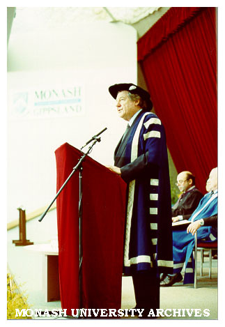 Vice-Chancellor Professor Mal Logan addressing MUCG graduates