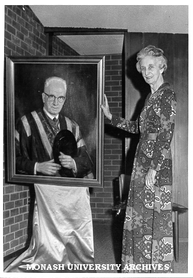 Lady Vera Chamberlin unveiling portrait of Sir Michael Chamberlin, former Deputy Chancellor, at Mannix College