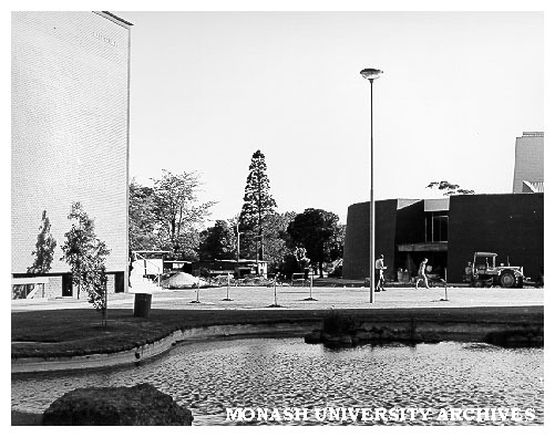 Rotunda (right) and Main library (left)