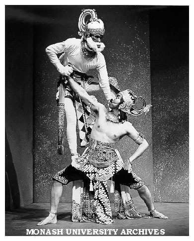 Scene from 'The Ramayana in Java'. Poedijono as Hanoman (right) and Hari Sulistyono as Rahwana