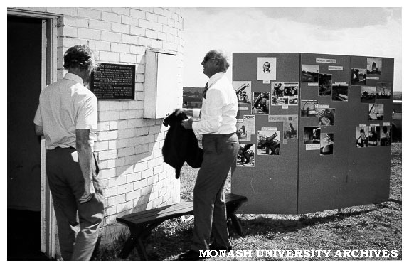 Dr Louis Matheson unveiling plaque at Monash Observatory, with Professor Kevin Westfold (left)