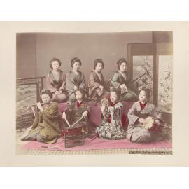 Playing samisen tsudzumi fuye & taiko