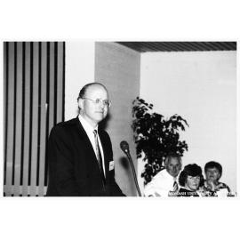 Dr Peter Cable speaking at an alumni function