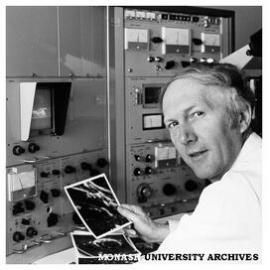Associate Professor Eric Glasgow with the scanning electron microscope used in research on kidney disease