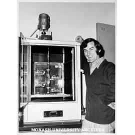 Dr Barry Oakes with machine to stretch vascular cells